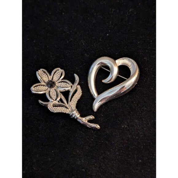 Two Vintage Signed Sarah Cov Flower & Napier Open Heart Brooches - Picture 7 of 7